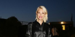 H Βίκυ Καγιά με δερμάτινο φόρεμα και ίσια παπούτσια μαύρα