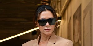 Η Βικτόρια Μπέκαμ με γυαλιά ηλίου και σακάκι