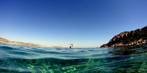 Τα όμορφα νερά στη θάλασσα της Βουλιαγμένης