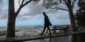 Ανδρας βλέπει την Αθήνα στη βροχή