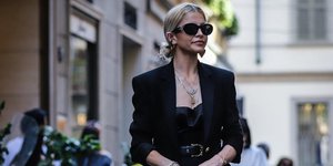 γυναίκα με μαύρο σακάκι και μαύρο τοπ στην εβδομάδα μόδας