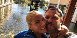 Χάρης Βαρθακούρης και Αντελίνα σε στιγμιότυπο από την εκπομπή Globetrotters