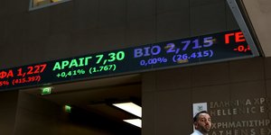 Αξία μετοχών στους πίνακες του κτιρίου όπου στεγάζεται το Χρηματιστήριο Αθηνών