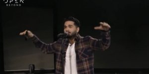 Ο Χρήστος Μάστορας με καρό πουκάμισο