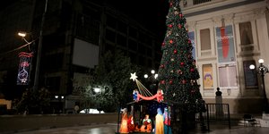 Το Χριστουγεννιάτικο δέντρο στον Πειραία