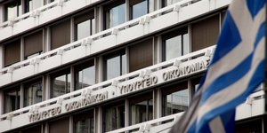 Ελληνική σημαία έξω από το υπουργείο Οικονομικών