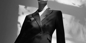 γυναίκα φορά μαύρο σακάκι Zara σε φωτογράφιση