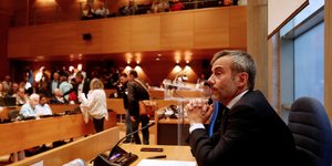 Ο Κωνσταντίνος Ζέρβας κάθεται στη θέση του στο υπουργικό συμβούλιο