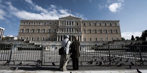 Φορολογικό νομοσχέδιο - Εικόνα από ζευγάρι μπροστά στη Βουλή