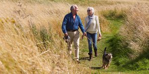ηλικιωμένοι με σκύλο 