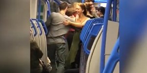 Ζευγάρια χορεύουν μέσα σε τρένο