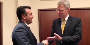 Ο πρωθυπουργός της Βόρειας Μακεδονίας με τον Αμερικανό πρέσβη Τζέφρι Πάιατ