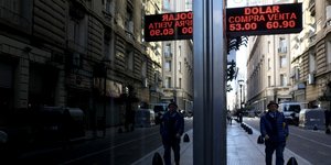 Αργεντινή: S&P και Fitch θεωρούν πλέον ότι η χώρα μπήκε σε κατάσταση «επιλεκτικής χρεοκοπίας»