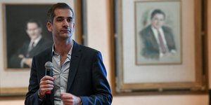 Ο Κώστας Μπακογιάννης με μικρόφωνο στο δημαρχείο της Αθήνας