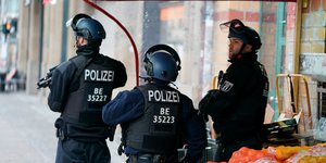 Αστυνομικοί έχουν αποκλείσει την περιοχή στο κέντρο του Βερολίνου 