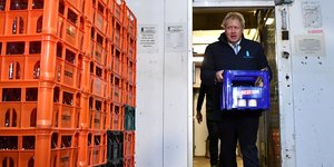 Στο ψυγείο, που διακρίνεται πίσω του κρύφτηκε ο Μπόρις Τζόνσον για να αποφύγει τη συνέντευξη