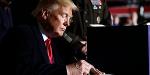 O πρόεδρος των ΗΠΑ, Ντόναλντ Τραμπ υπέγραψε το σχετικό νόμο