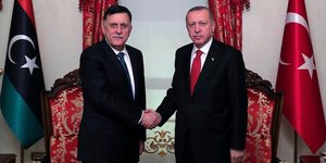 Οι πρόεδροι της κυβέρνησης εθνικής συμφιλίωσης της Λιβύης και της Τουρκίας, Φαγιέζ αλ Σάρατζ και Ρετζέπ Ταγίπ Ερντογάν