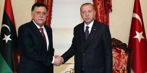 O Τούρκος πρόεδρος Ερντογάν και ο πρωθυπουργός της κυβέρνησης της Λιβύης, αλ Σάρατζ