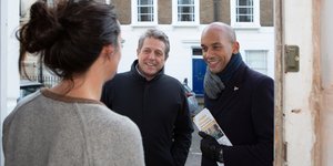 Ο Χιου Γκραντ επισκέπτεται Βρετανούς με βουλευτή των Τόρι