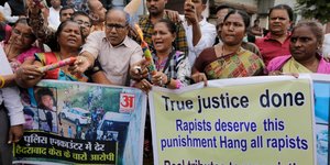 Πλήθος πανηγυρίζει για τον θάνατο των δραστών ομαδικού βιασμού στο Χαϊντεραμπάντ της Ινδίας
