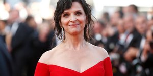 Η Ζιλιέτ Μπινός με κόκκινο στράπλες φόρεμα