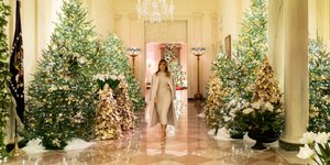 Η Μελάνια Τραμπ περπατά σε στολισμένο για τα Χριστούγεννα διάδρομο του Λευκού Οίκου