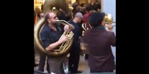 Εκπληξη στο Κολωνάκι: Μουσικοί με πνευστά ξεσήκωσαν τους περαστικούς 