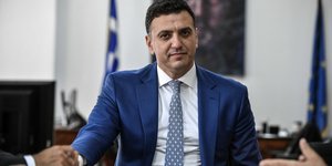 Ο υπουργός Υγείας Βασίλης Κικίλιας με μπλε σακάκι