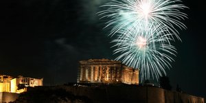 Πυροτεχνήματα πάνω από την ακρόπολη για το νέο έτος