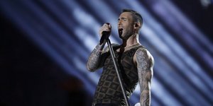 Ο τραγουδιστής των Maroon 5, Άνταμ Λεβίν επί σκηνής