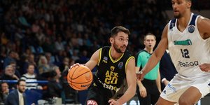 Ο Νίκος Γκίκας της ΑΕΚ στο ματς με την Ορτέζ