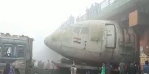 Αεροπλάνο κάτω από γέφυρα