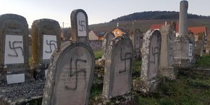 Βεβήλωση στο νεκροταφείο