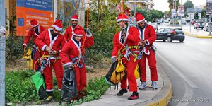 Αγιοι Βασίληδες με σχοινιά σε δρόμο