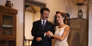 Η Ασημίνα νύφη σε σκηνή από τη σειρά «Άγριες Μέλισσες»