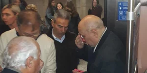 Αίματα και σπασμένα γυαλιά, για να μπουν σε ένα βαγόνι