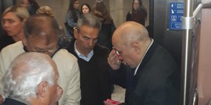 Αίματα και σπασμένα γυαλιά, για να μπουν σε ένα βαγόνι