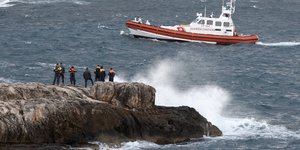 Διασώστες κοιτάζουν σκάφος ακτοφυλακής