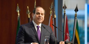 Ο Άμπντελ Φάταχ αλ Σίσι κάνει δηλώσεις στο μικρόφωνο 