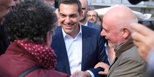 Αλέξης Τσιπτρας χαιρετάει
