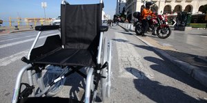 Αναπηρικό καρότσι σε δρόμο της Θεσσαλονίκης