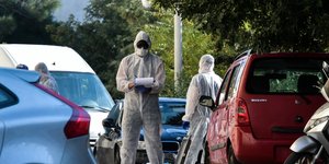 Ανδρας με λευκή φόρμα κρατά σημειώσεις για εκρηκτικό μηχανισμό