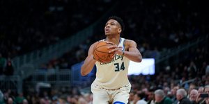 Ο Γιάννης Αντετοκούνμπο σουτάρει βολή