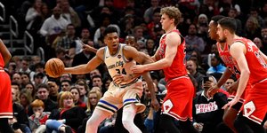 Ο Γιάννης Αντετοκούνμπο με τη μπάλα στα χέρια, ανάμεσα σε τρεις παίκτες του Σικάγο