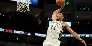 Ο Γιάννης Αντετοκούνμπο καρφώνει τη μπάλα