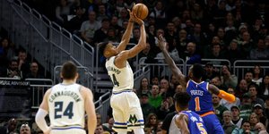 Ο Αντετοκούνμπο σουτάρει απέναντι στους Νικς