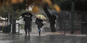 Ανθρωποι στη βροχή