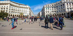 Κόσμος περπατάει στην πλατεία Αριστοτέλους