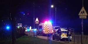Ασθενοφόρα και αυτοκίνητα της αστυνομίας στο σημείο του ατυχήματος με τραυματίες μαθητές δημοτικού